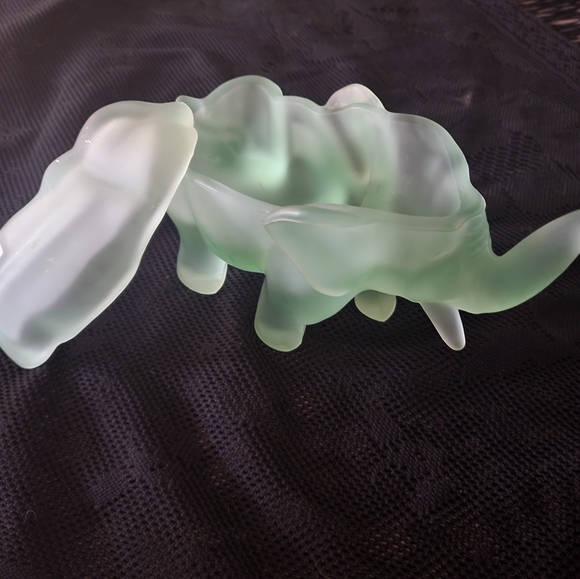 Frosted Jade Glass Elephant Trinket Box - Picture 3 of 3